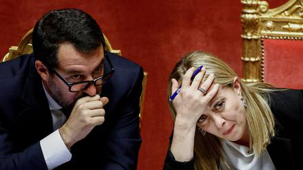 Da waren sie noch geeint: Italiens Ministerpräsidentin Giorgia Meloni und ihr Stellvertreter Matteo Salvini bei einer Sitzung des Oberhauses des Parlaments vor einer Vertrauensabstimmung für die neue Regierung in Rom, Italien, 26. Oktober 2022.