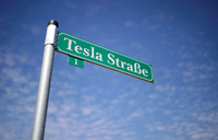 Die "Tesla Straße" an der E-Auto-Fabrik in Grünheide.