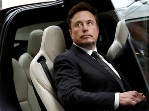 Elon Musk sitzt in einem Tesla in Beijing, China. (Archivbild vom 31.3.2023)