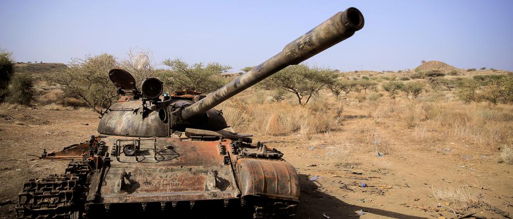 Ein zerstörter Panzer nahe Kasagita in der äthiopischen Afar-Region nach Kämpfen zwischen der äthiopischen Armee und der Volksbefreiungsfront (TPLF).