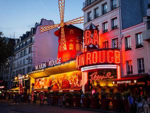 Das Moulin Rouge ist ein beliebtes Touristenziel in Paris.