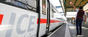Auch nach der Warnstreik-Absage ermöglicht die Deutsche Bahn Reisenden, ihre für Montag und Dienstag bereits gekauften Tickets schon am Sonntag zu nutzen. 