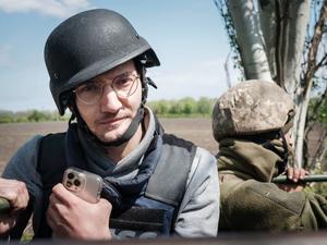 Der AFP-Bildjournalist Arman Soldin wird während eines AFP-Einsatzes im Donbass am 30. April 2022 auf einem ukrainischen Militärlastwagen abgebildet. 