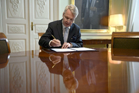 Der finnische Außenminister Pekka Haavisto unterzeichnet den Antrag auf Nato-Mitgliedschaft.