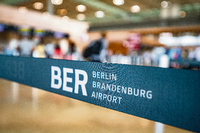Abflug auf Raten. Die britische Airline zieht sich aus Berlin teilweise zurück, Am BER-Airport drohen 2,3 Millionen Passagiere weniger und ein 30-Millionen-Loch in der Kasse. 