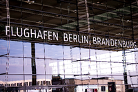 Blick aus einem Kleinflugzeug auf den Flughafen Berlin Brandenburg Airport Willy Brandt in Schönefeld. 