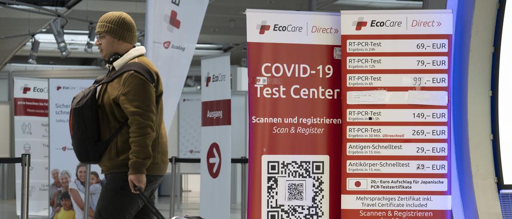 Ein Passagier geht an einem Corona-Testzentrum am Flughafen Frankfurt vorbei. 