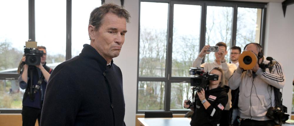 Der wegen Hausfriedensbruch und Sachbeschädigung angeklagte ehemalige Fußball-Nationaltorwart Jens Lehmann geht zu Prozessbeginn gegen ihn an den wartenden Journalisten vorbei.