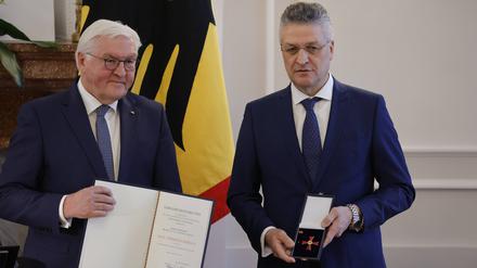 Bundespräsident Frank-Walter Steinmeier ehrt den früheren Präsidenten des Robert Koch-Instituts, Lothar Wieler. 