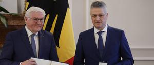 Bundespräsident Frank-Walter Steinmeier ehrt den früheren Präsidenten des Robert Koch-Instituts, Lothar Wieler. 
