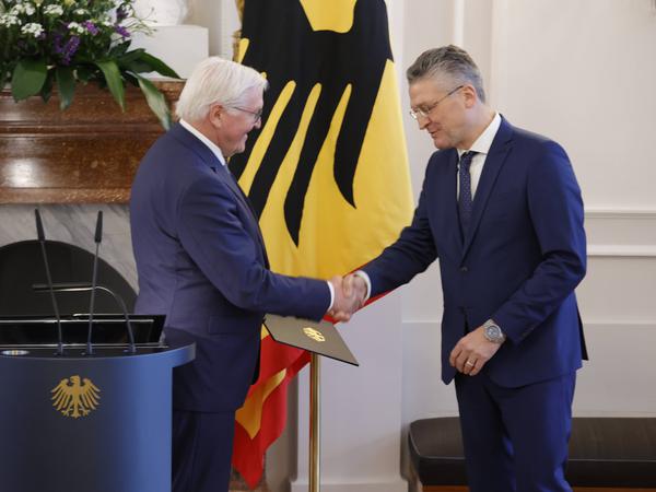 Frank-Walter Steinmeier bei der Verleihung des Verdienstkreuzes 1. Klasse des Verdienstordens der Bundesrepublik Deutschland an Lothar H. Wieler. 