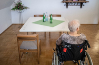 Die Träger von Senioren- und Pflegeeinrichtungen fürchten Besuchsverbote und damit Isolation und Vereinsamung der Bewohner (Symbolbild).