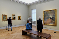 Besucher betrachten im Museum Barberini das Bild "Seerosen" von Claude Monet.