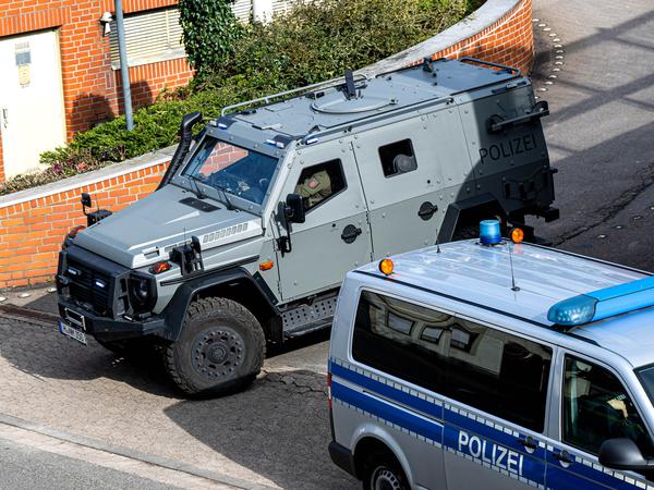 Ein gepanzertes Fahrzeug der Polizei verlässt am 27. Februar 2024 den Hof des Amtsgerichts in Verden. 