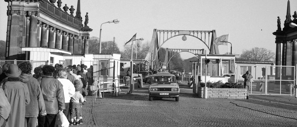 Schlangestehen am Grenzübergang. Die Glienicker Brücke am 12. November 1989.