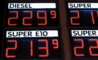 Preise in Euro, nicht Mark: Bei den aktuellen Benzinpreisen machen Autofahrer große Augen.