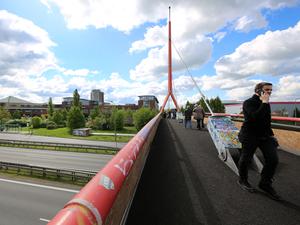 Fußgängerbrücke Stern-Center Potsdam wird nach wochenlangen Bauverzögerungen kurzfristig wiedereröffnet. Mit Baubeigeordneten Bernd Rubelt, der die Brücke wieder zur Nutzung freigibt.