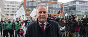 Claus Weselsky, Vorsitzender der Gewerkschaft Deutscher Lokomotivführer (GDL), steht bei einer Kundgebung vor dem Hauptbahnhof. 