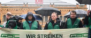 GDL-Mitglieder streiken vor dem Hauptbahnhof Hannover. Die Gewerkschaft Deutscher Lokomotivführer (GDL) hat zu einem weiteren mehrtägigen Streik bei der Deutschen Bahn aufgerufen. Es ist der vierte und mit Abstand längste Arbeitskampf im laufenden Tarifstreit bei der Deutschen Bahn.