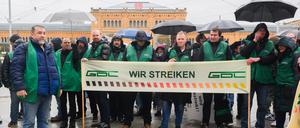 GDL-Mitglieder streiken vor dem Hauptbahnhof Hannover. 