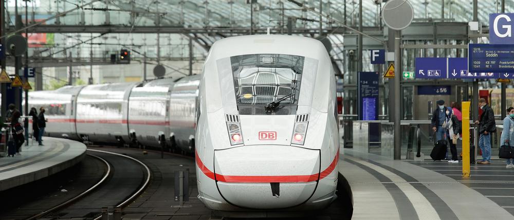 Ein ICE steht an einem Bahnsteig im Berliner Hauptbahnhof. Die Deutsche Bahn und die LokfÃ¼hrergewerkschaft GDL haben sich nach einem Streik auf einen Tarifvertrag verstÃ¤ndigt. +++ dpa-Bildfunk +++