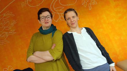 Die neue Leiterin Rebecca Weis (rechts) und ihre Vorgängerin Claudia Krönke im Geburtshaus „Apfelbaum“.