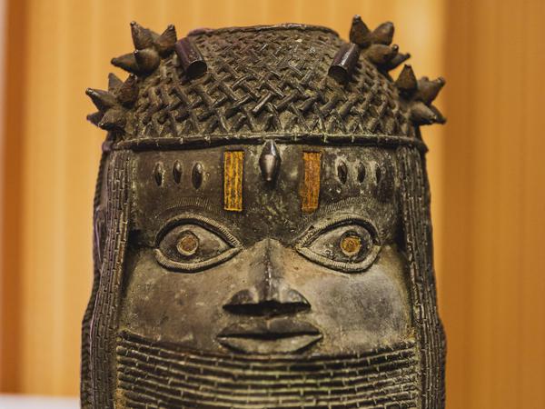 Gedenkkopf eines Königs. Eine der Benin-Bronzen, die im Dezember 2022 in Abuja feierlich an Nigeria zurückgegeben wurden.