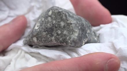 Ein mutmaßliches Meteoritenteil liegt in einem Papiertaschentuch. (Archivbild)