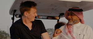 Journalist und Sportmoderator Jochen Breyer (l.) spricht auf der Reportagereise in Katar mit Khalid Salman.