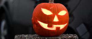 Ein geschnitzter Halloween-Kürbis mit Geister-Motiv. 