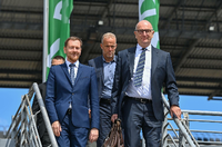 Sachsens Ministerpräsident Michael Kretschmer (CDU, vorne links) und Brandenburgs Regierungschef Dietmar Woidke (SPD, vorne rechts) bei der gemeinsamen Kabinettssitzung beider Länder auf dem Lausitzring.