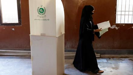 Eine Wählerin mit den Wahlunterlagen in Karachi. 