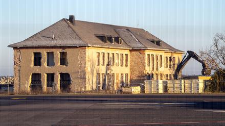 Die Fenster und Türen des zum Abriss vorgesehenen ehemaligen Generalshotel auf dem Gelände des Flughafens Berlin Brandenburg (BER) sind bereits entfernt.