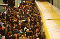 Menschenmassen vor der Berliner U-Bahn