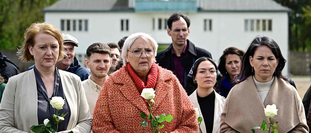 Die drei Ministerinnen und Jugendliche legten in der Gedenkstätte Sachsenhausen weiße Rosen nieder.