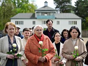 Die drei Ministerinnen und Jugendliche legten in der Gedenkstätte Sachsenhausen weiße Rosen nieder.