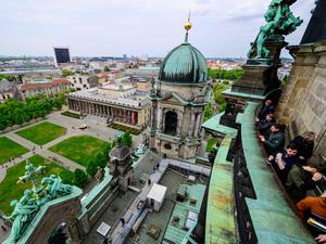 Tourists look out from the dome walkway at the Lustgarten, and the Altes Museum above the Berlin Cathedral (Berliner Dom) in Berlin. (Symbolbild)