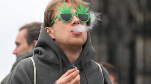 Kiffer vor dem Kölner Dom beim Feiern der Cannabis-Legalisierung am 1. April.