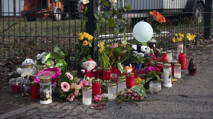Berlin: Blumen, Kerzen und Kuscheltiere haben Unbekannte am Bürgerpark Pankow abgelegt. In dem Park hatte eine Passantin zwischen Sträuchern eine vermisste Fünfjährige schwer verletzt gefunden. Trotz Reanimation starb das Mädchen.