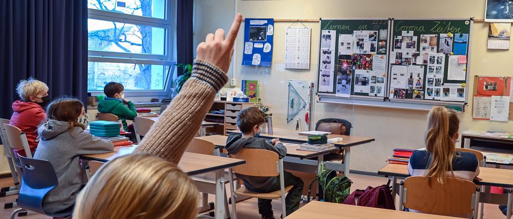 Brandenburger Eltern sind angesichts der Bildungsmisere in Sorge, dass eine ganze Generation an Schüler:innen verloren geht.  