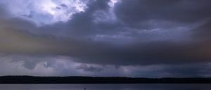 Ein Blitz entlädt sich am östlichen Rand des Templiner See bei Potsdam.