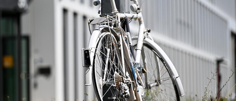 Ein Ghost-Bike, ein weiß angestrichenes, ausrangiertes Fahrrad, erinnert an der Europaallee im Gallus-Viertel an einen Unfall, bei dem ein 34-Jähriger von einem Lastwagenfahrer erfasst und tödlich verletzt wurde.