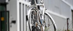Ein Ghost-Bike, ein weiß angestrichenes, ausrangiertes Fahrrad, erinnert an der Europaallee im Gallus-Viertel an einen Unfall, bei dem ein 34-Jähriger von einem Lastwagenfahrer erfasst und tödlich verletzt wurde.