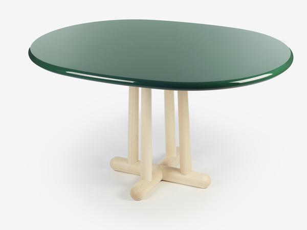Die Tischplatte von ist lackiert und lässt sich mit einem Anbauteil leicht erweitern.