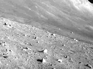 Die Sonde Slim hat die steinige Oberfläche eines Mondkraters aufgenommen.