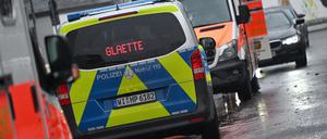 Ein Polizeiauto steht am 19. Dezember 2022 in Kassel neben einem Krankenwagen und warnt vor Glätte und Glatteis.