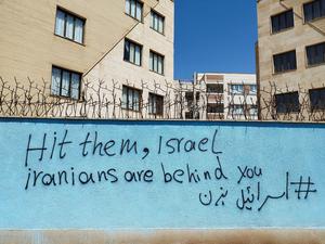 Pro-israelische Graffiti im Iran: „Schlagt zu Israel, die Iraner stehen hinter euch“.