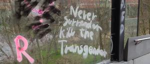 Queerfeindliche Schmierereien am Bahnhof Golm mit dem unmissverständlichen Aufruf, Transgender zu töten. 