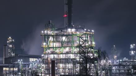 Hell beleuchtet sind die Anlagen der Erdölraffinerie der PCK-Raffinerie. 