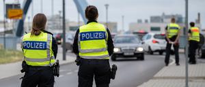 Polizisten stehen an der deutsch-polnischen Grenze. An deutschen Grenzen wurden im ersten Halbjahr 2023 mehr unerlaubte Einreisen von der Bundespolizei registriert als im Jahr zuvor.